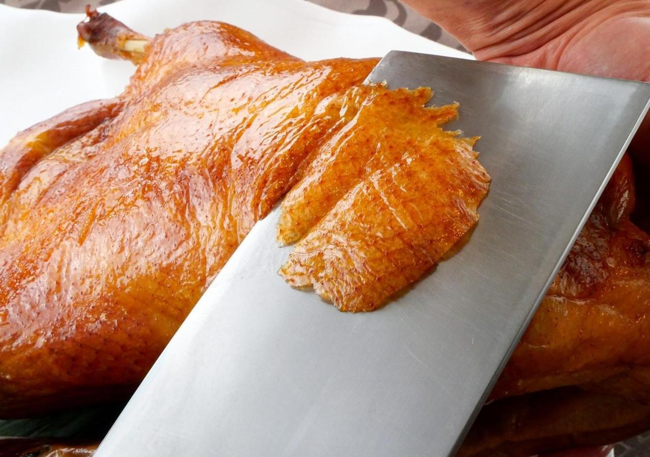 Hotel Emisia Sapporo Eksteriør bilde Slicing a roast duck